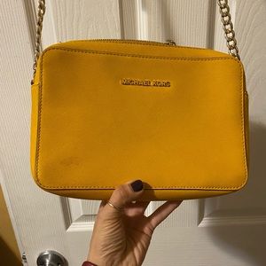Michael kors yellow shoulder leather bag in very good condition.